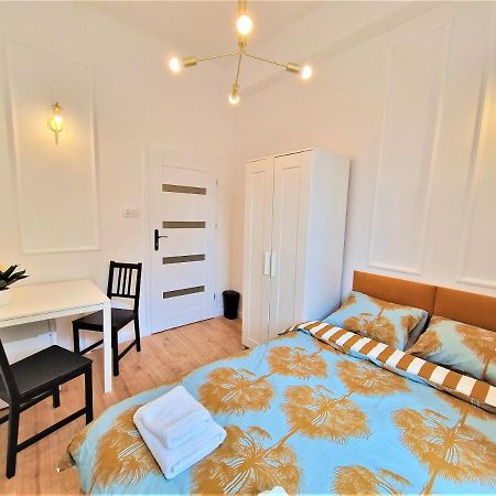 J&W Apartments Swietojanska Rooms วอร์ซอ ภายนอก รูปภาพ