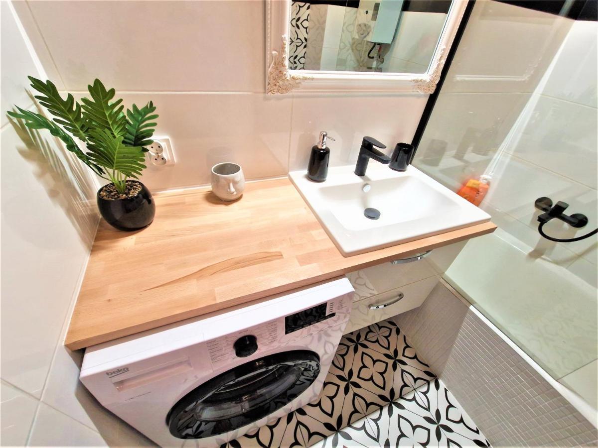 J&W Apartments Swietojanska Rooms วอร์ซอ ภายนอก รูปภาพ