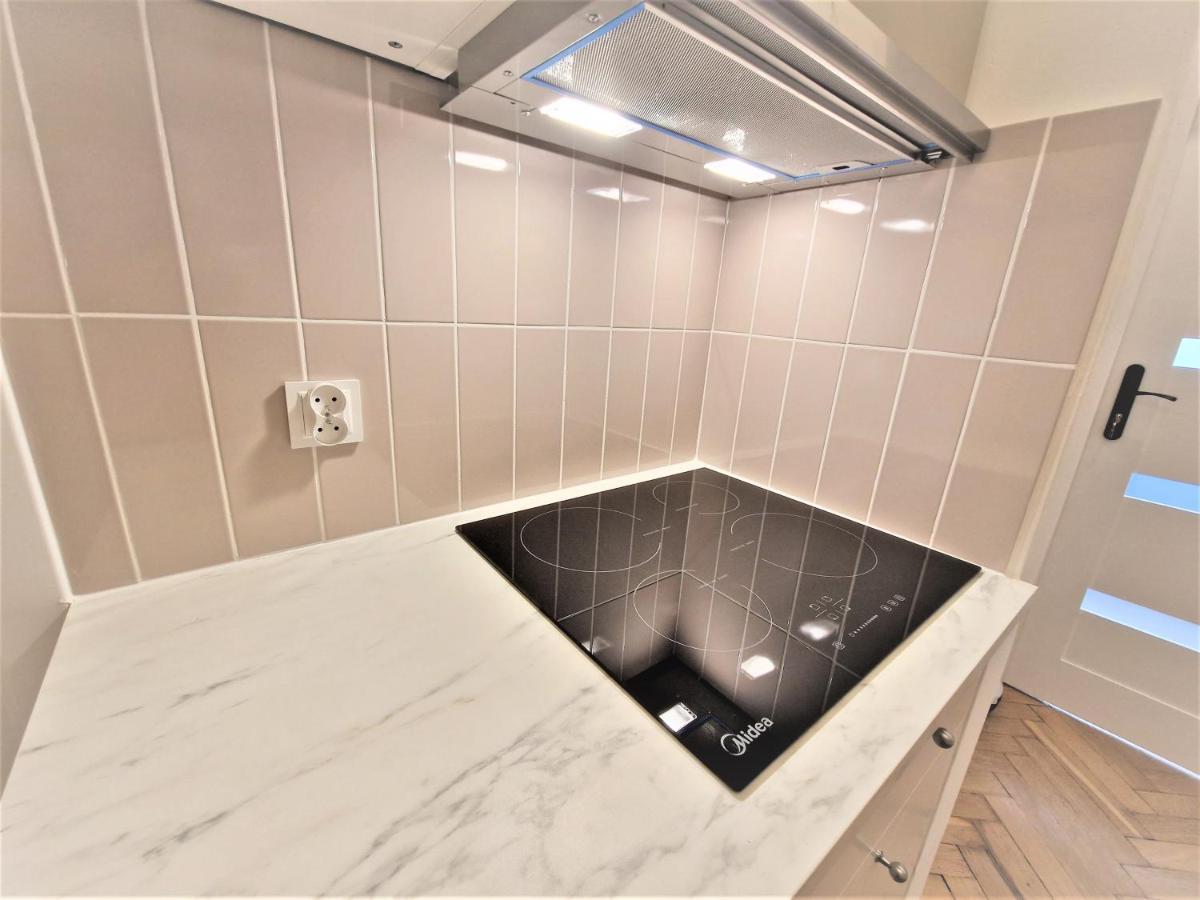 J&W Apartments Swietojanska Rooms วอร์ซอ ภายนอก รูปภาพ