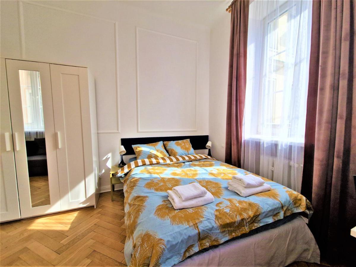 J&W Apartments Swietojanska Rooms วอร์ซอ ภายนอก รูปภาพ