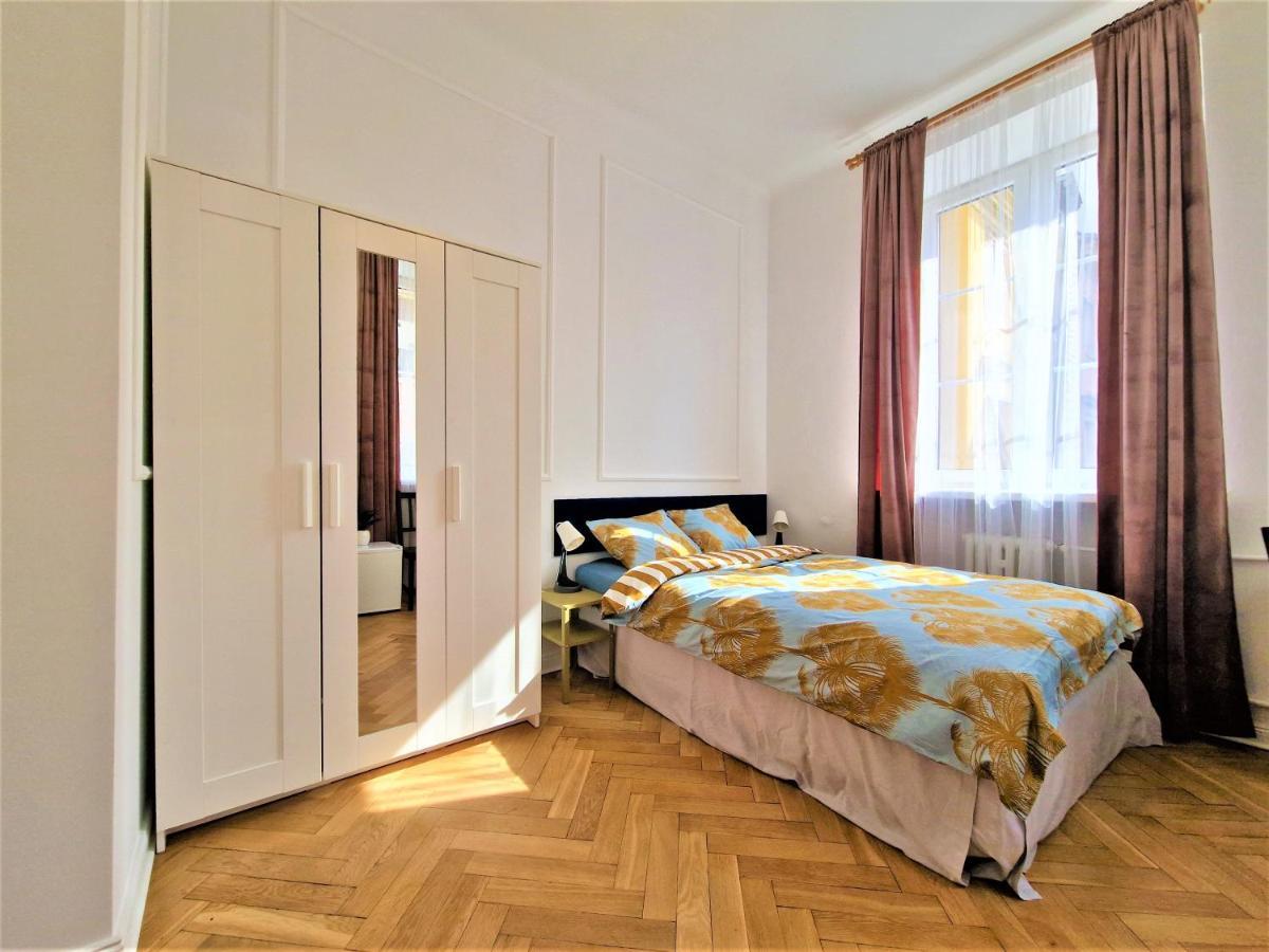 J&W Apartments Swietojanska Rooms วอร์ซอ ภายนอก รูปภาพ