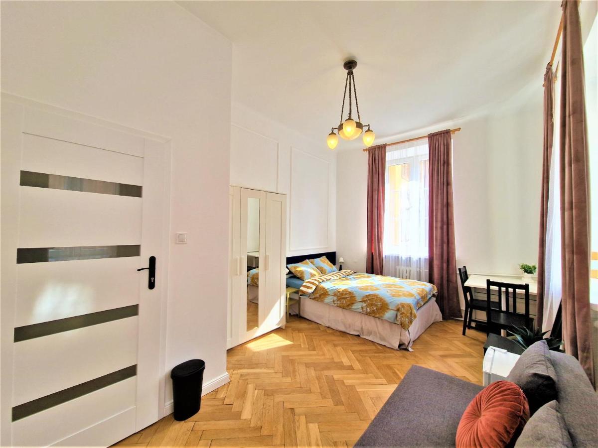 J&W Apartments Swietojanska Rooms วอร์ซอ ภายนอก รูปภาพ