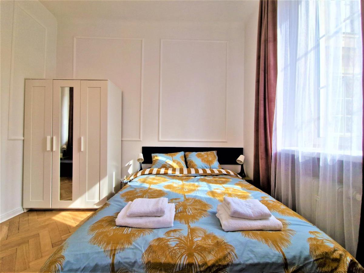 J&W Apartments Swietojanska Rooms วอร์ซอ ภายนอก รูปภาพ