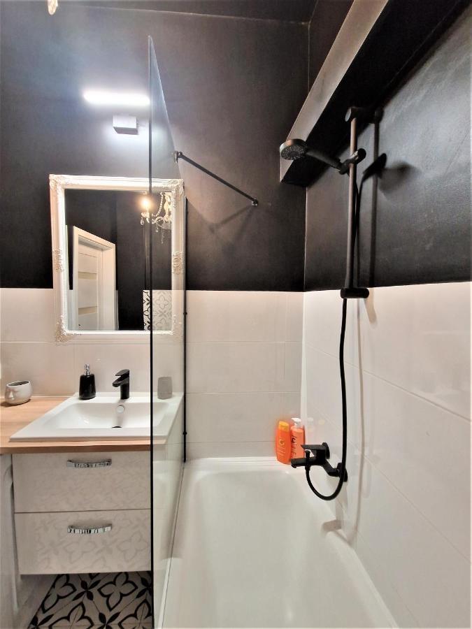 J&W Apartments Swietojanska Rooms วอร์ซอ ภายนอก รูปภาพ