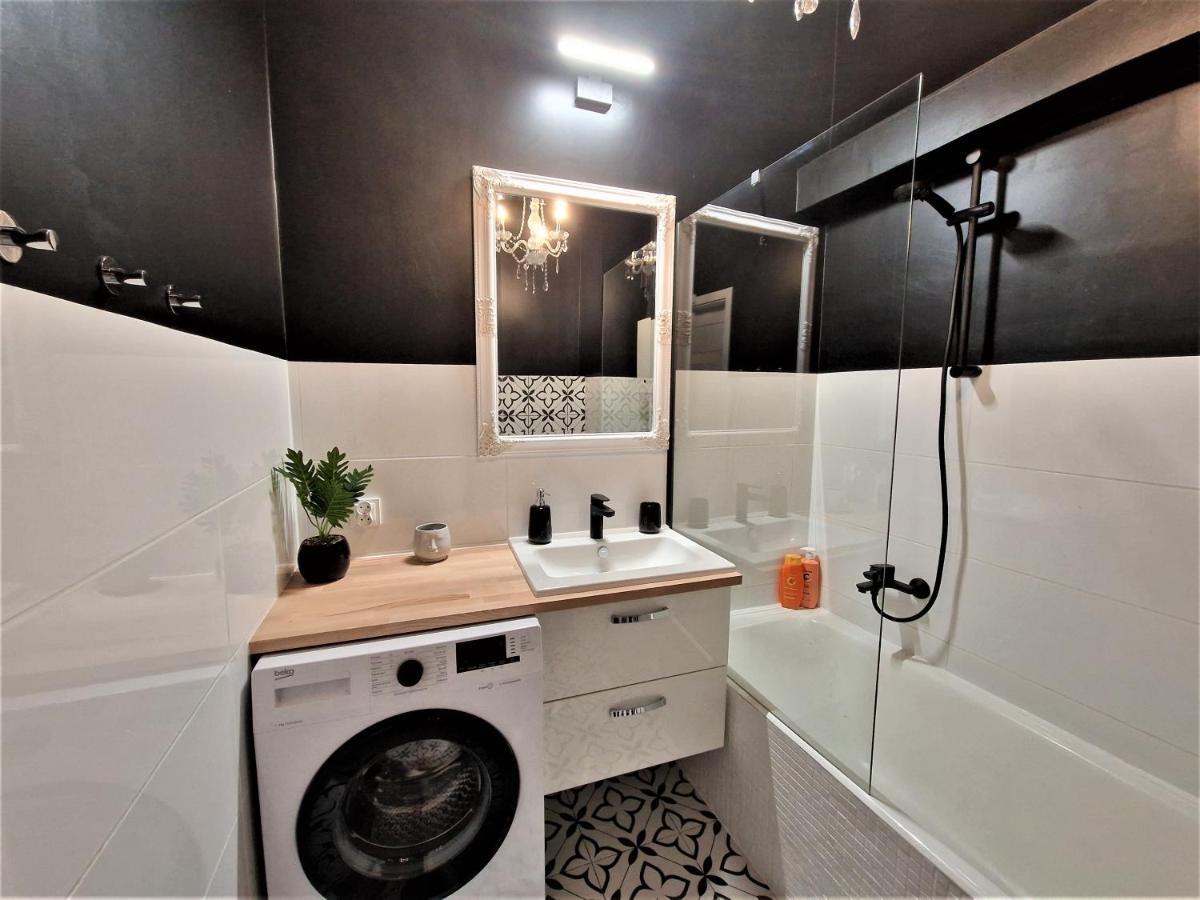 J&W Apartments Swietojanska Rooms วอร์ซอ ภายนอก รูปภาพ
