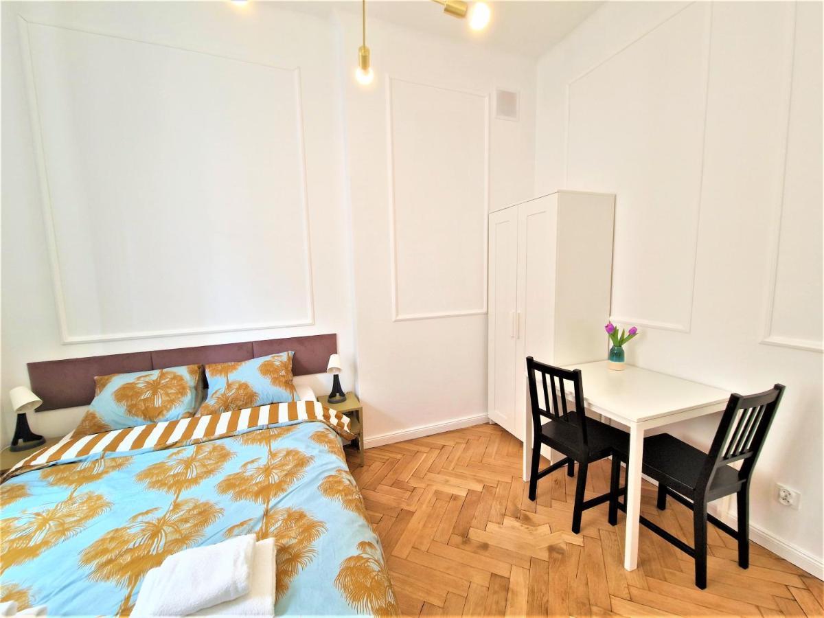J&W Apartments Swietojanska Rooms วอร์ซอ ภายนอก รูปภาพ