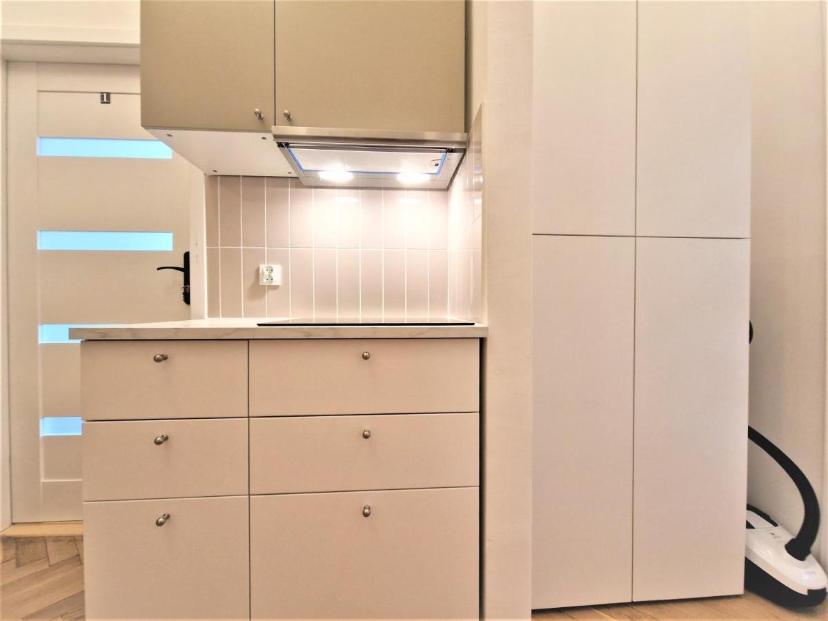 J&W Apartments Swietojanska Rooms วอร์ซอ ภายนอก รูปภาพ