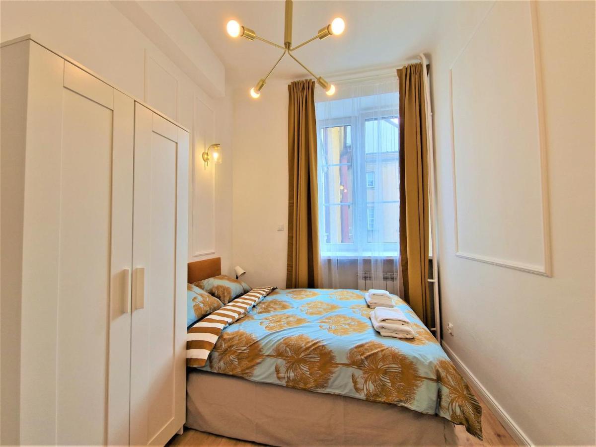J&W Apartments Swietojanska Rooms วอร์ซอ ภายนอก รูปภาพ