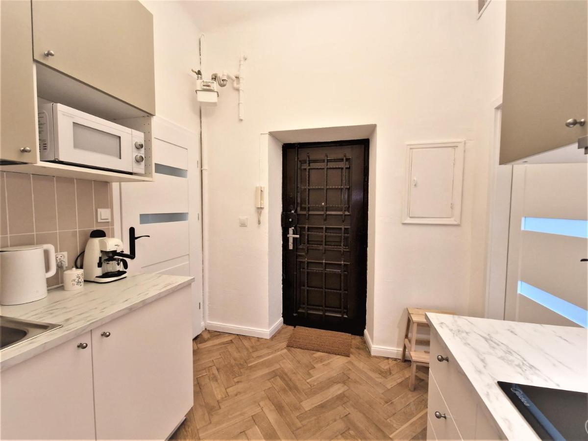 J&W Apartments Swietojanska Rooms วอร์ซอ ภายนอก รูปภาพ