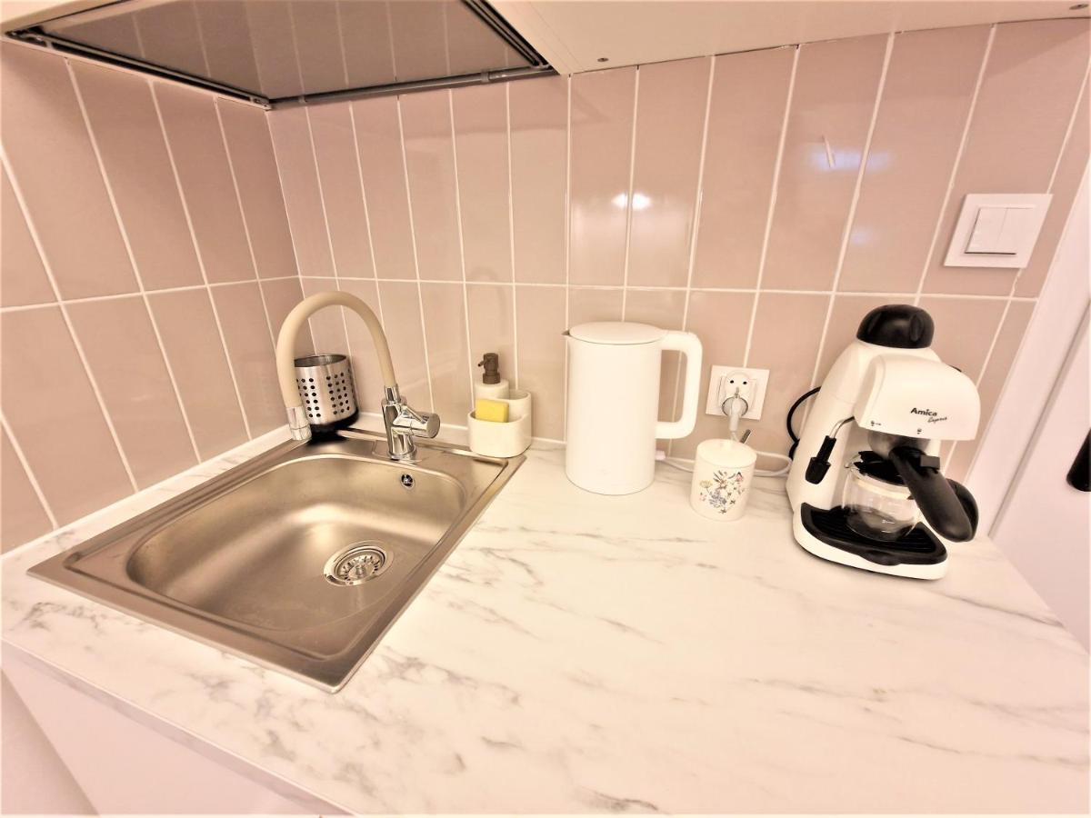 J&W Apartments Swietojanska Rooms วอร์ซอ ภายนอก รูปภาพ