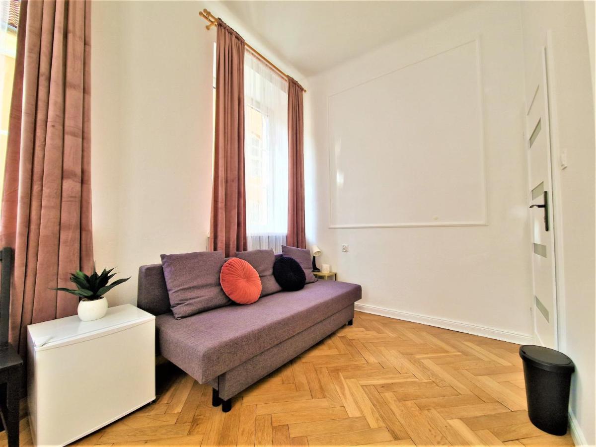 J&W Apartments Swietojanska Rooms วอร์ซอ ภายนอก รูปภาพ