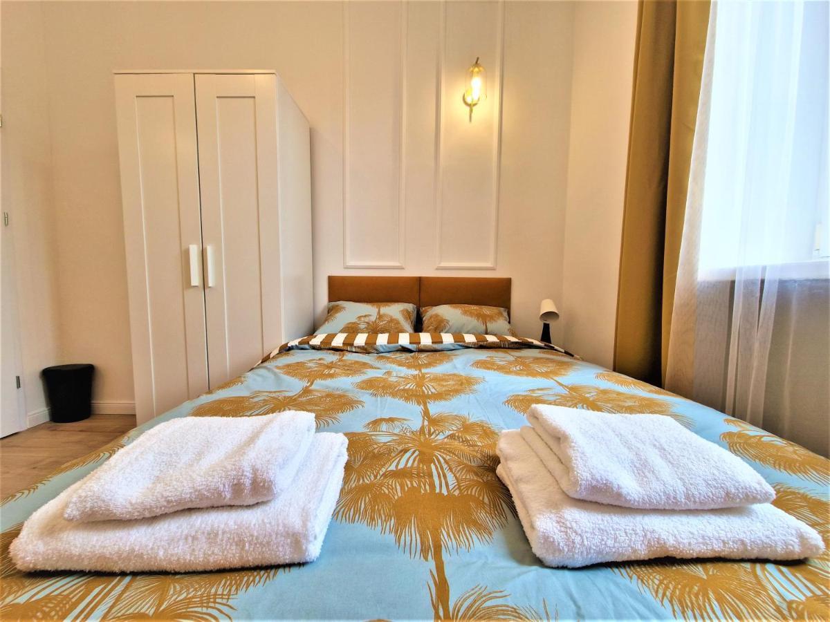 J&W Apartments Swietojanska Rooms วอร์ซอ ภายนอก รูปภาพ