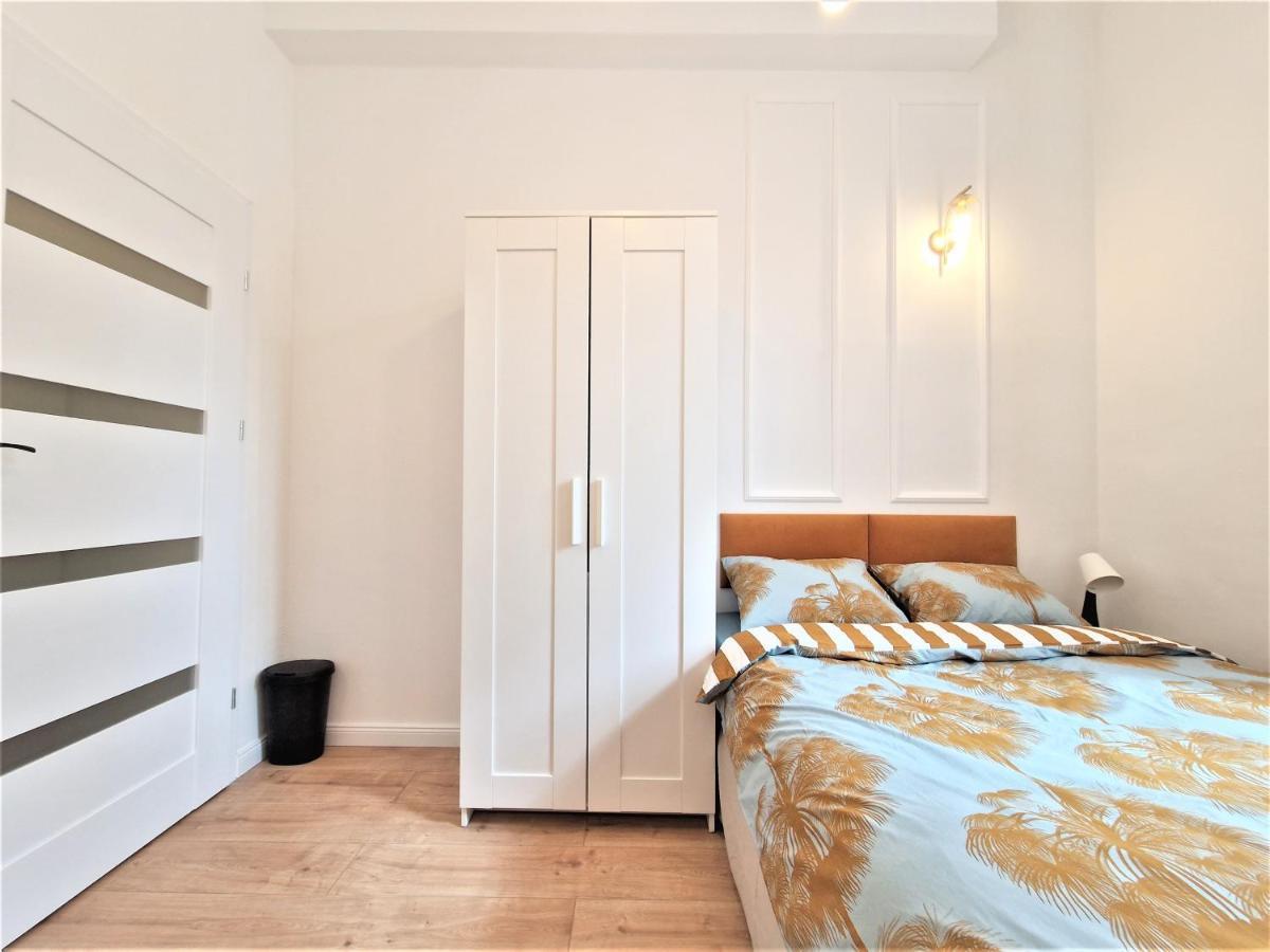 J&W Apartments Swietojanska Rooms วอร์ซอ ภายนอก รูปภาพ