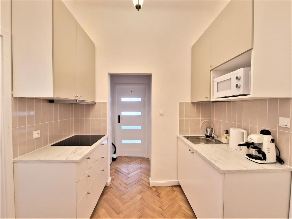 J&W Apartments Swietojanska Rooms วอร์ซอ ภายนอก รูปภาพ
