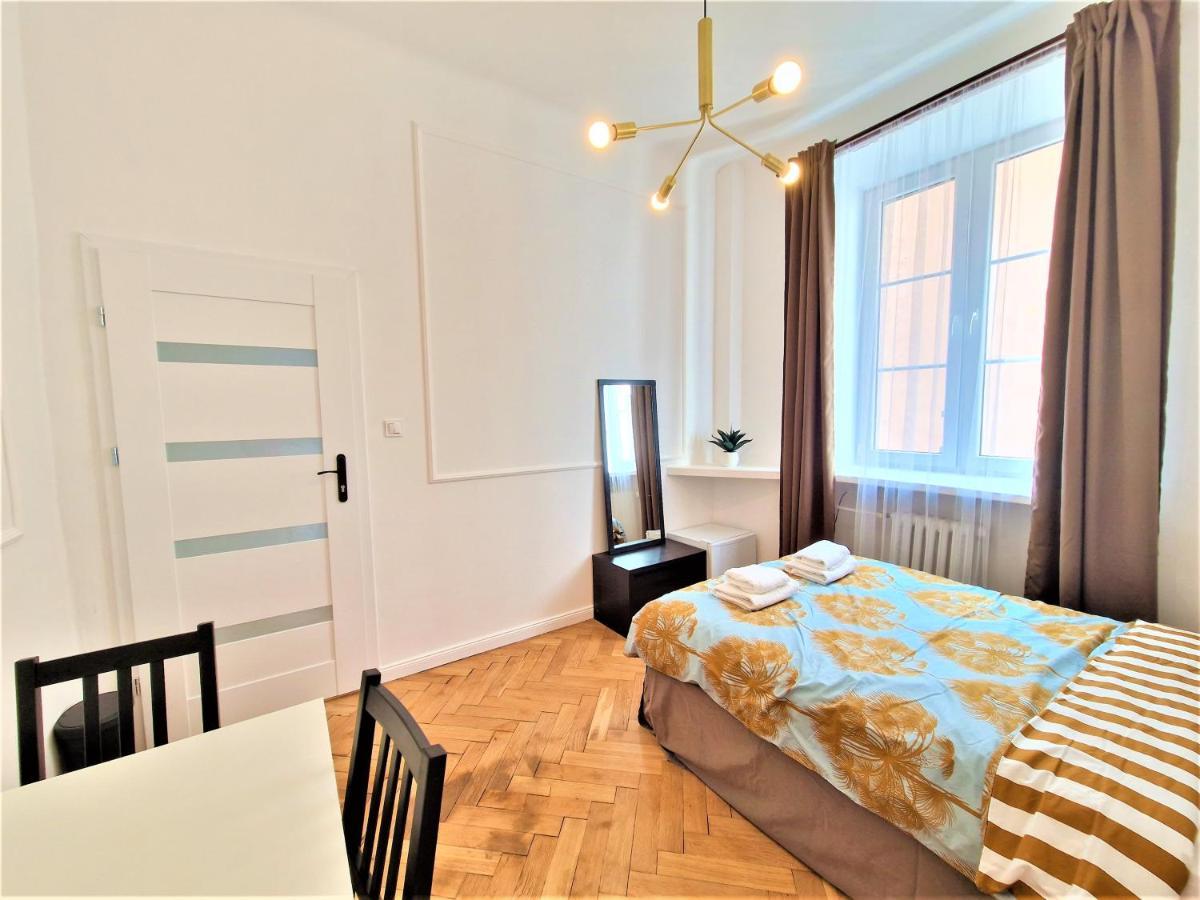 J&W Apartments Swietojanska Rooms วอร์ซอ ภายนอก รูปภาพ